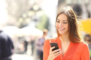 woman_using_smartphone